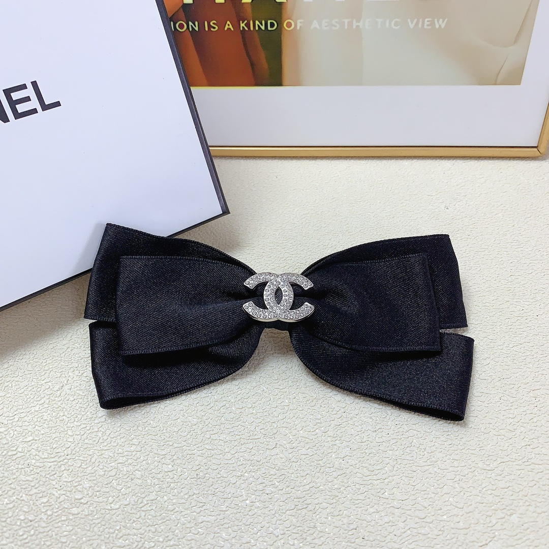 NO:280991,CHANEL Xiaoxiang CHANEL hairpin full diamond logo bow hairpin spring clip, three-dimensional style, fashionable and versatile, must-apple for little fairy, recommended style for closed eyes (single) hair accessories, hairpins, chanel, hairpins19860909CHANEL小香 CHANEL发夹 满钻logo蝴蝶结发夹弹簧夹 版型立体气质时尚百搭小仙女必入单品 闭眼入推荐款（单个）发饰,发夹,chanel,hairpins,accessory