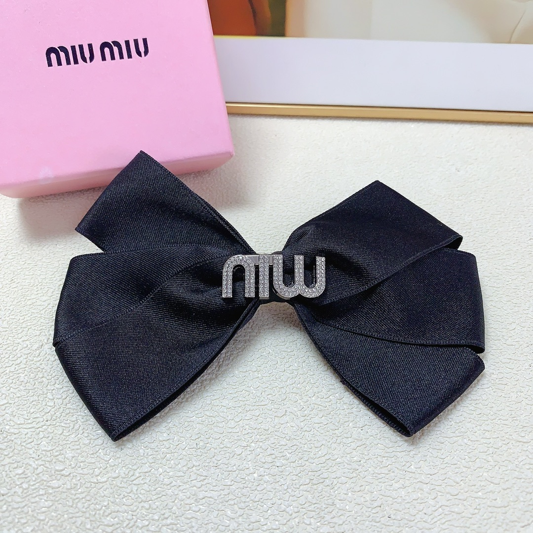 NO:281000,Miumiu Miumiu hairpin full diamond logo bow hairpin spring clip, three-dimensional style, fashionable and versatile, must-apple for little fairy, closed eyes and recommended style (single) hair accessories, hairpins, miumiu, hairpins19860909miumiu缪缪 miumiu发夹 满钻logo蝴蝶结发夹弹簧夹 版型立体气质时尚百搭小仙女必入单品 闭眼入推荐款（单个）发饰,发夹,miumiu,hairpins,accessory