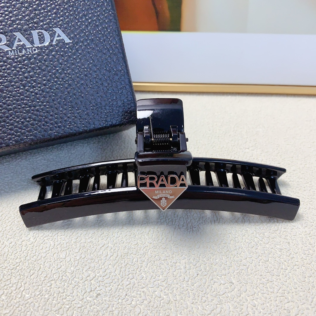 NO:281314,Prada Prada clip titanium steel logo clip versatile temperament, daily exquisite items, must-have items for fairies, treasure style, recommended style for closed eyes (single with hairband box) hair accessories, hairpins, prada, prada, hairpins19860909Prada普拉达 Prada抓夹 钛钢logo抓夹 气质百搭 日常精致小单品 小仙女必入单品 宝藏款 闭眼入推荐款（单个配发箍盒）发饰,发夹,prada,prada,hairpins,accessory