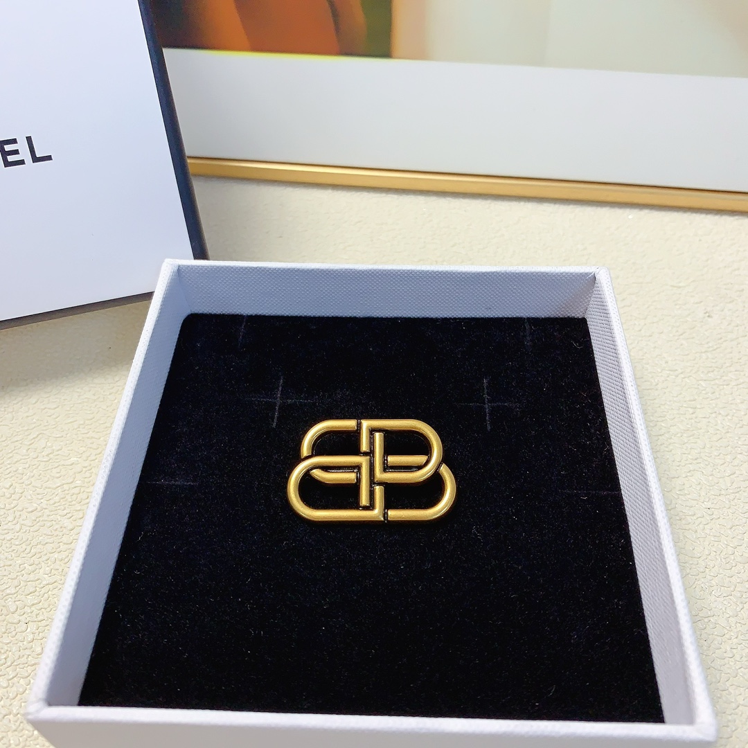NO:281320,Balenciaga Balenciaga Brooch Fashion simple brooch Retro atmospheric and high-end exquisite Little fairy must-have single treasure style Close eyes recommended (single) hair accessories, hairpins, balenciaga, balenciaga, brooch, breastpin, hairpins19860909Balenciaga 巴黎世家 巴黎世家胸针 时尚简约胸针复古大气上档次精致小仙女必入单品宝藏款 闭眼入推荐款（单个）发饰,发夹,balenciaga,balenciaga,brooch，breastpin,hairpins,accessory