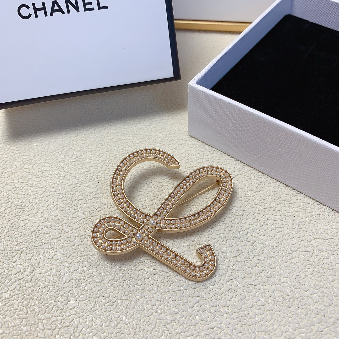 NO:281326,loewe loewe brooch large-size fashionable pearl brooch atmospheric and high-end exquisite little fairy must-have single treasure style, closed eyes recommended (single) hair accessories, hairpins, loewe, loewe, brooch, breastpin, hairpins19860909loewe罗意威 loewe胸针 大号时尚珍珠胸针大气上档次精致小仙女必入单品宝藏款 闭眼入推荐款（单个）发饰,发夹,loewe,loewe,brooch，breastpin,hairpins,accessory