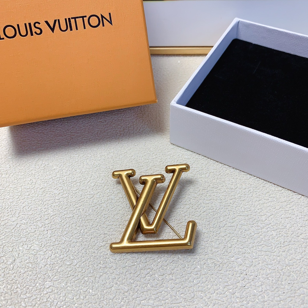 NO:281303,LV Louis Vuitton Donkey Brooch New Simple Logo Brooch Retro Atmospheric and High-end Exquisite Little Fairy Must-Entered Single Product Treasure Style Closed Eye-Entered Recommended Hair Accessories, Hairpins, louis vuitton, louis vuitton, louis vuitton, brooch, breastpin, hairpins19860909LV路易威登 驴牌胸针 新款简约logo胸针复古大气上档次精致小仙女必入单品宝藏款 闭眼入推荐款（单个）发饰,发夹,louis vuitton,louis vuitton,louis vuitton,brooch，breastpin,hairpins,accessory