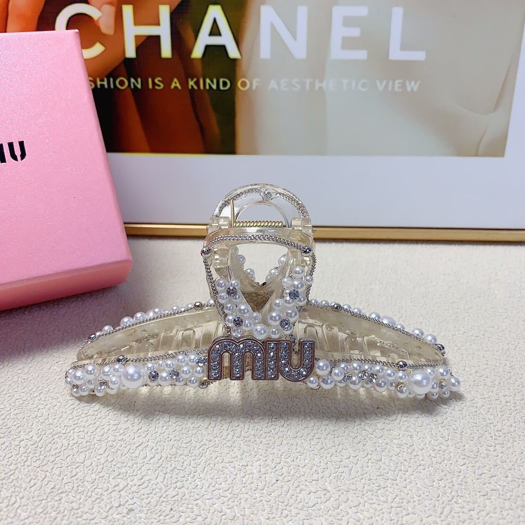 NO:281318,Miumiu Miumiu Miumiu clip Heavy industry pearl logo clip Heavy industry style versatile daily exquisite small items Little fairy must-have items Treasure model Closed eyes recommended (single hairband box) hair accessories, hairpins, miumiu, hairpins19860909miumiu缪缪 miumiu抓夹 重工款珍珠logo抓夹 气质百搭 日常精致小单品 小仙女必入单品 宝藏款 闭眼入推荐款（单个配发箍盒）发饰,发夹,miumiu,hairpins,accessory