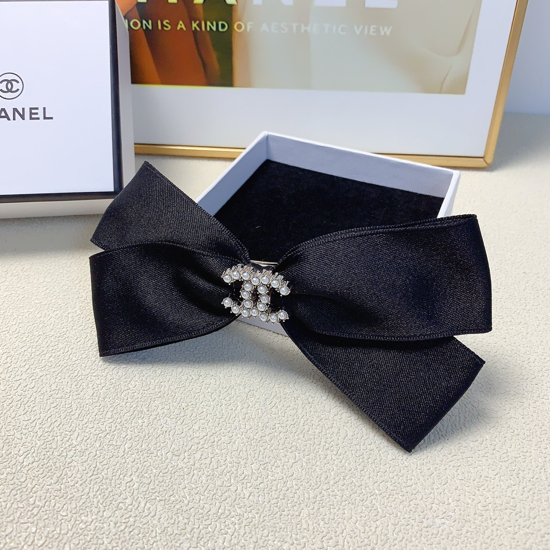 NO:281307,CHANEL Xiaoxiang CHANEL hairpin bow pearl logo hairpin spring clip style three-dimensional temperament fashionable and versatile little fairy must-in item, closed eyes recommended (single) hair accessories, hairpins, chanel, hairpins19860909CHANEL小香 CHANEL发夹 蝴蝶结珍珠logo发夹弹簧夹 版型立体气质时尚百搭小仙女必入单品 闭眼入推荐款（单个）发饰,发夹,chanel,hairpins,accessory