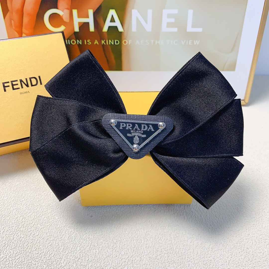 NO:281310,Prada Prada hair clips, bow triangle brand logo hair clips, spring clips, three-dimensional style, fashionable and versatile, must-apple for a fairy, recommended style for closed eyes (single) hair accessories, hair clips, prada, prada, hairpins19860909Prada普拉达 Prada发夹 蝴蝶结三角牌logo发夹弹簧夹 版型立体气质时尚百搭小仙女必入单品 闭眼入推荐款（单个）发饰,发夹,prada,prada,hairpins,accessory