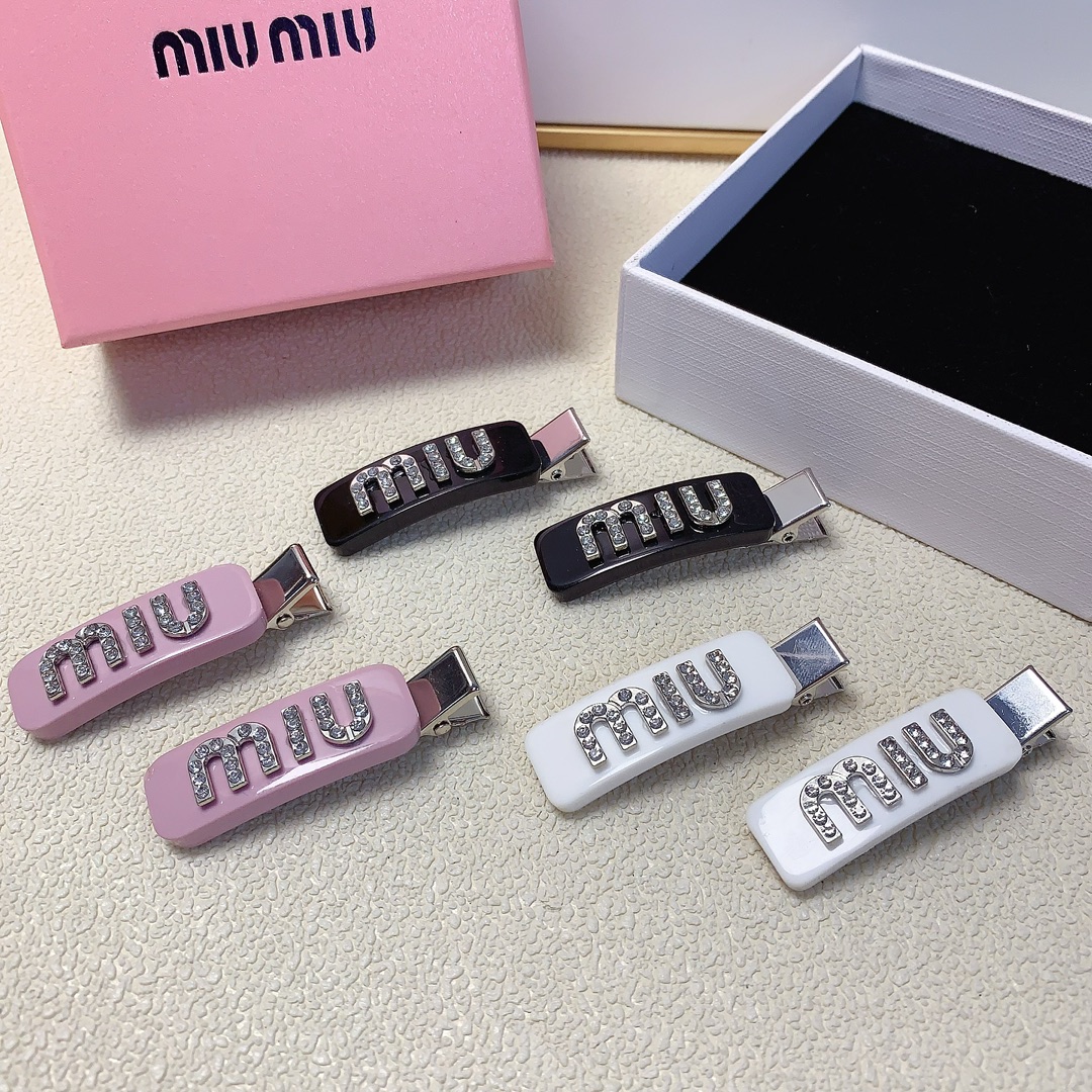 NO:281361,Miumiu Miumiu press clip full diamond logo press clip edge clip bang clip daily exquisite small items, temperament versatile little fairy must-have items, treasure style, recommended style for closed eyes (a pair of hair accessories, hairpins, miumiu, hairpins19860909miumiu缪缪 miumiu压夹 满钻logo压夹边夹刘海夹日常精致小单品 气质百搭小仙女必入单品 宝藏款 闭眼入推荐款（一对发饰,发夹,miumiu,hairpins,accessory