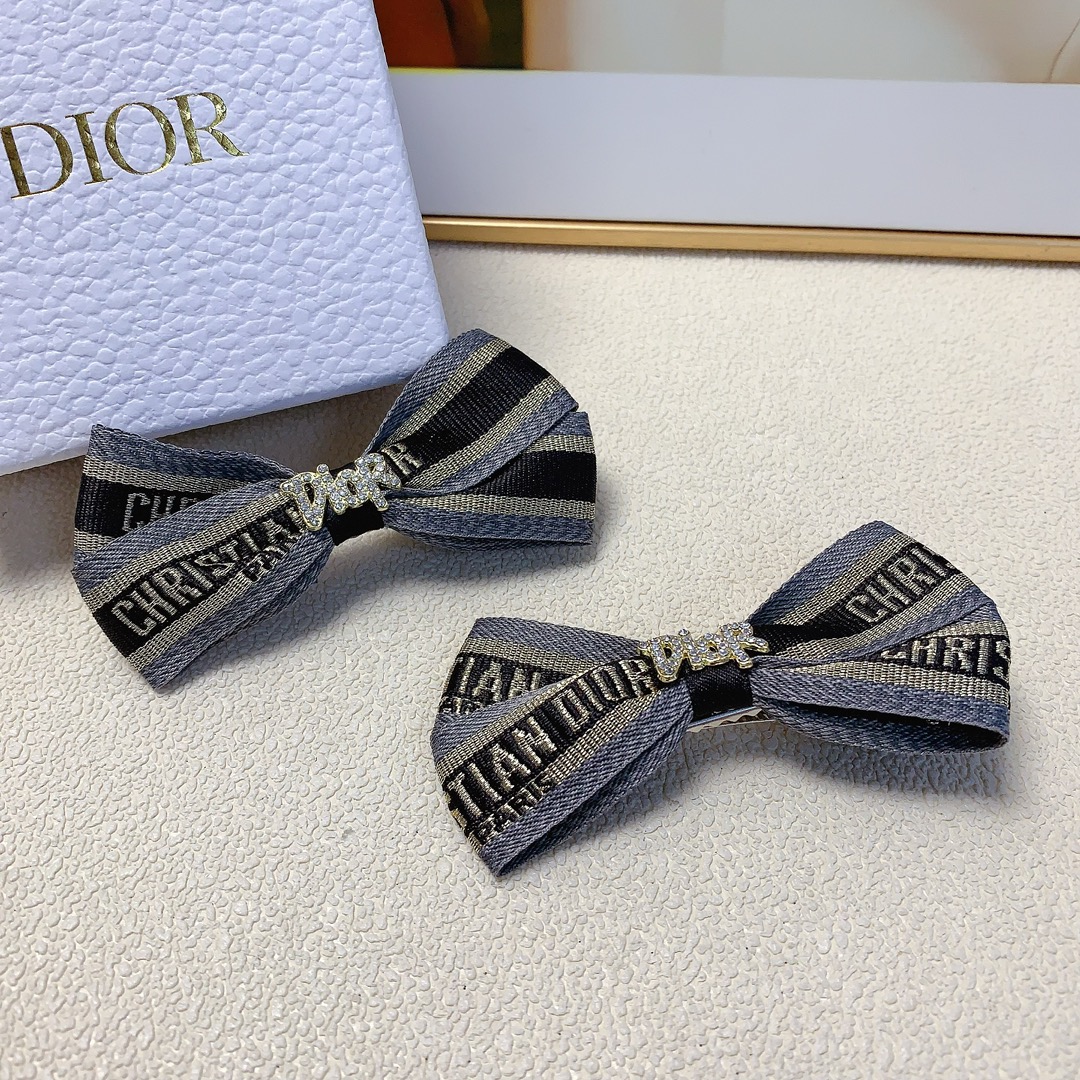 NO:281358,Dior Dior press clip bow logo press clip edge clip bang clip daily exquisite small items, temperament versatile little fairy must-have items Treasure style Close eyes recommended (one pair) hair accessories, hairpins, dior, dior, hairpins19860909Dior迪奥 Dior压夹 蝴蝶结logo压夹边夹刘海夹日常精致小单品 气质百搭小仙女必入单品 宝藏款 闭眼入推荐款（一对）发饰,发夹,dior,dior,hairpins,accessory