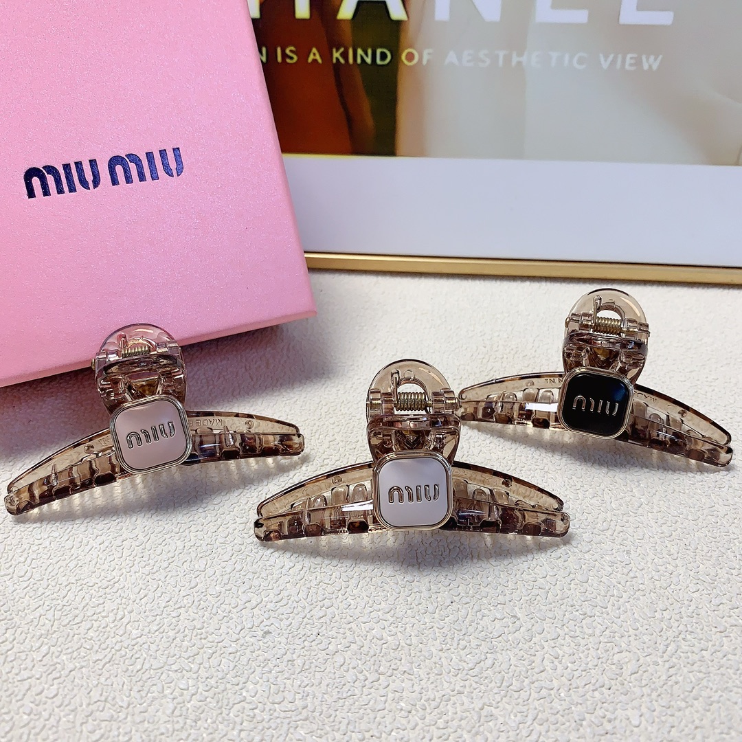 NO:281352,Miumiu Miumiu Miumiu clip new logo clip versatile temperament and exquisite daily items. Must-in-apple items for fairies. Treasure style. Recommended style for closed eyes (single) hair accessories, hairpins, miumiu, hairpins19860909miumiu缪缪 miumiu抓夹 新款logo抓夹 气质百搭 日常精致小单品 小仙女必入单品 宝藏款 闭眼入推荐款（单个）发饰,发夹,miumiu,hairpins,accessory