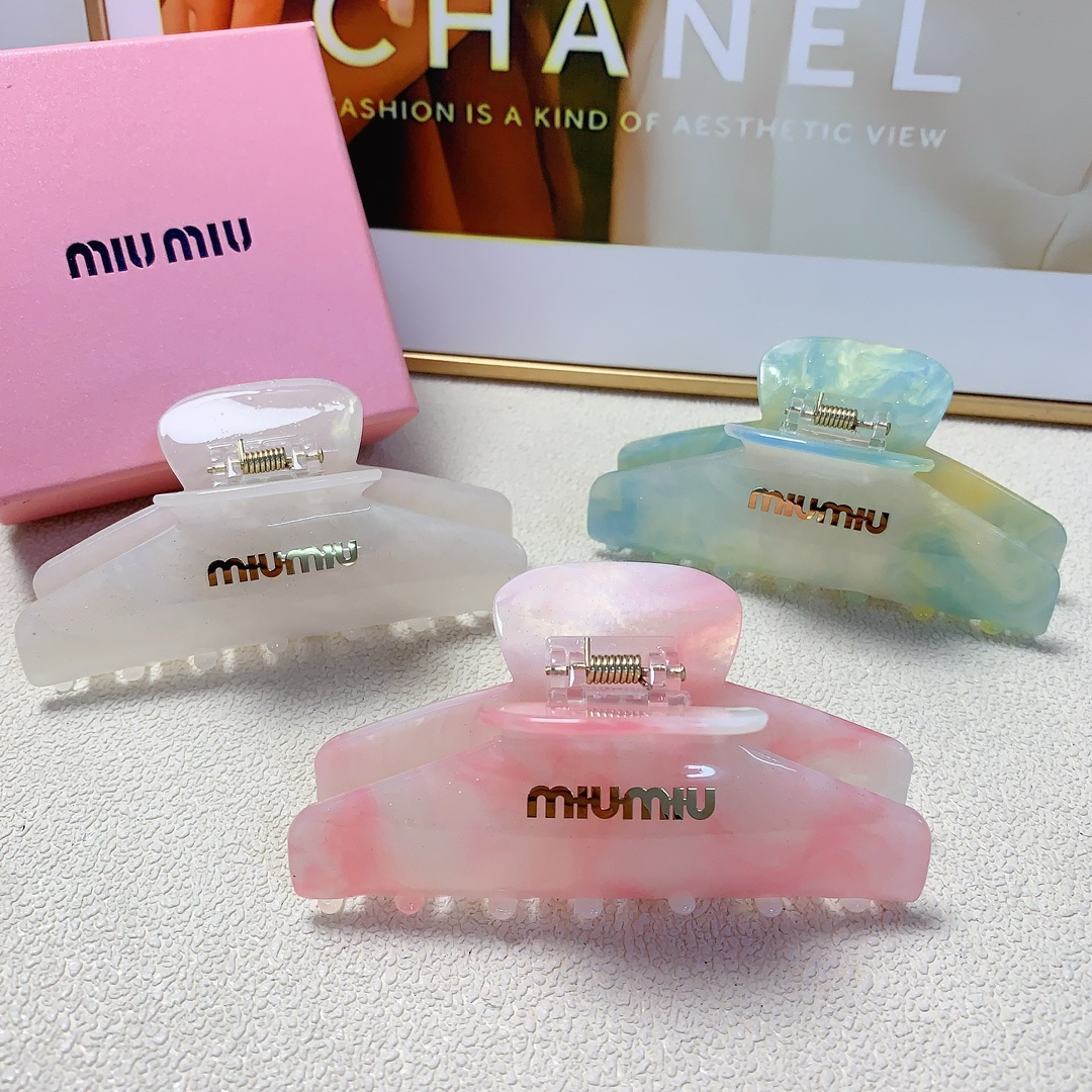 NO:281349,Miumiu Miumiu Miumiu clip titanium acetate steel logo clip versatile temperament, daily exquisite items, must-have items for fairies, treasure style, recommended style for closed eyes (single hairband box) hair accessories, hairpins, miumiu, hairpins19860909miumiu缪缪 miumiu抓夹 醋酸钛钢logo抓夹 气质百搭 日常精致小单品 小仙女必入单品 宝藏款 闭眼入推荐款（单个配发箍盒）发饰,发夹,miumiu,hairpins,accessory