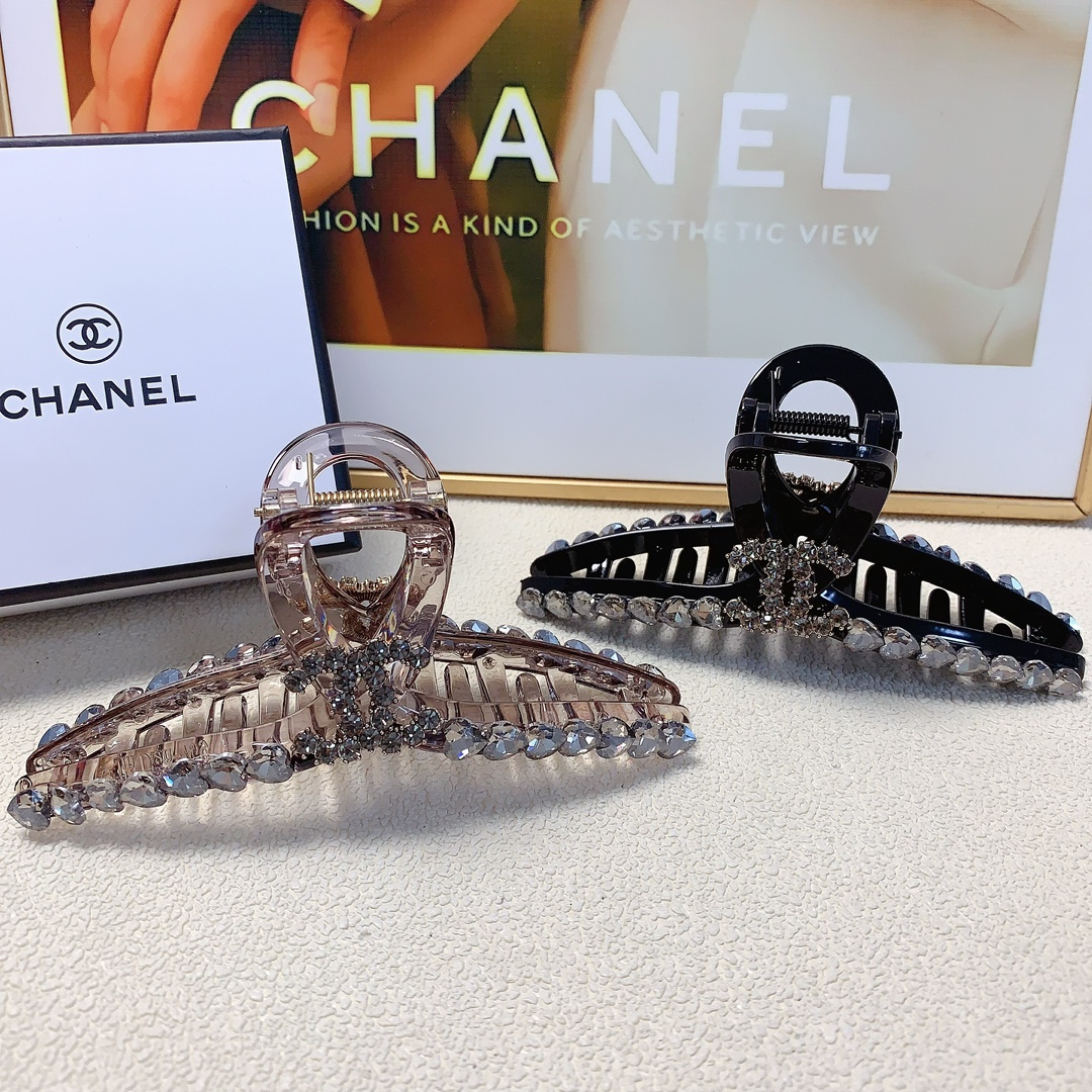 NO:281344,Chanel Xiaoxiang Chanel clip Czech diamond logo clip versatile temperament, daily exquisite items, must-have items for fairies, treasure style, recommended style for closed eyes (single with hairband box) hair accessories, hairpins, chanel, hairpins19860909chanel小香 chanel抓夹 捷克钻logo小抓夹 气质百搭 日常精致小单品 小仙女必入单品 宝藏款 闭眼入推荐款（单个配发箍盒）发饰,发夹,chanel,hairpins,accessory