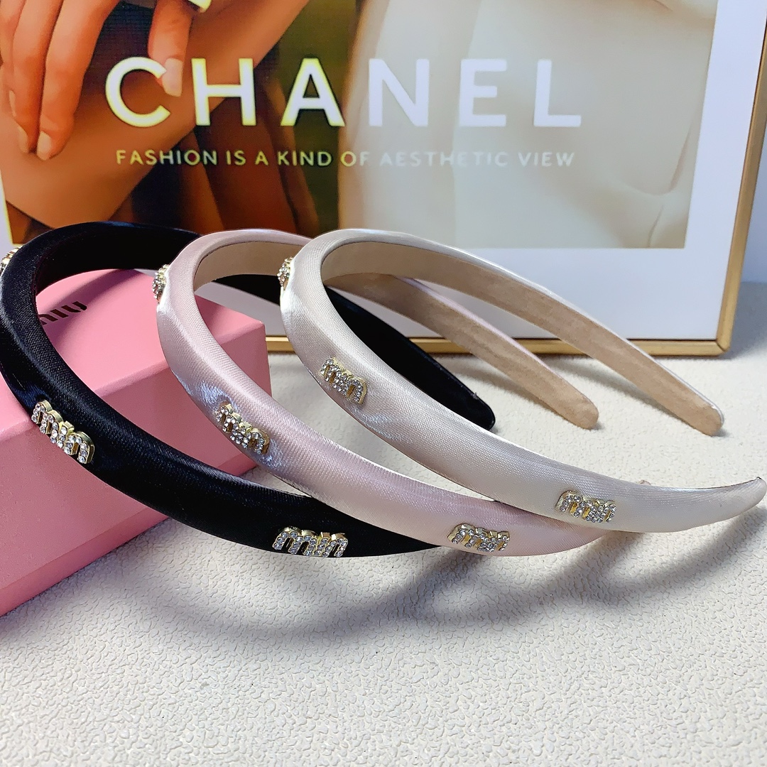 NO:281517,Miumiu Miumiu hairband Narrow version logo hairband Temperament versatile little fairy must-have item Full of celebrity style ~ Treasure style Recommended style closed eyes (single) hair accessories, hairpins, miumiu, hairpins19860909miumiu缪缪 miumiu发箍 窄版logo发箍 气质百搭小仙女必入单品 名媛风十足～宝藏款 闭眼入推荐款（单个）发饰,发夹,miumiu,hairpins,accessory