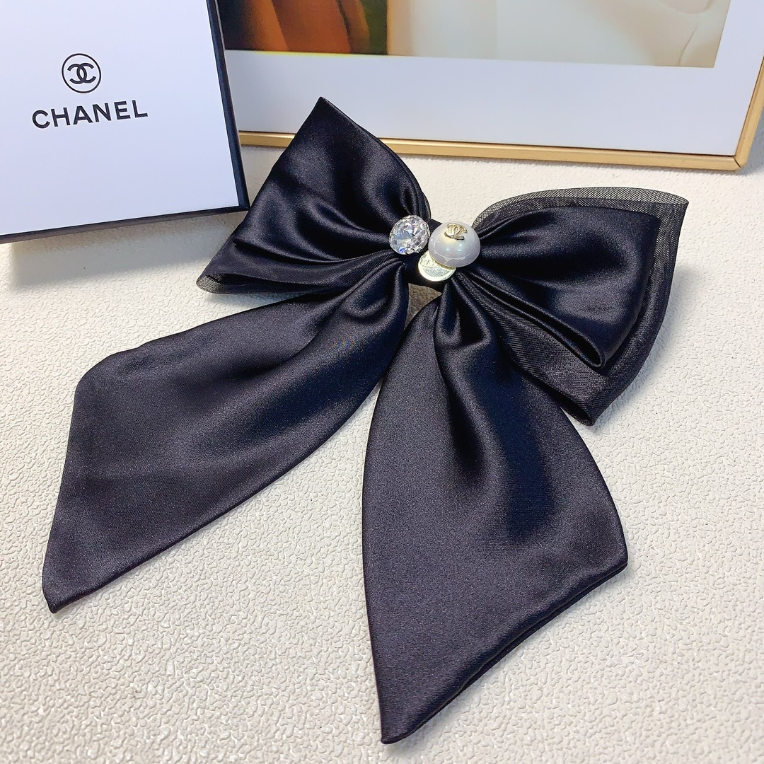 NO:281520,CHANEL Xiaoxiang CHANEL hairpin Ogenya bow-tie pearl pearl logo hairpin spring clip style three-dimensional temperament fashionable and versatile little fairy must-in single item closed eyes recommended (single) hair accessories, hairpins, chanel, hairpins19860909CHANEL小香 CHANEL发夹 欧根纱蝴蝶结珍珠珍珠logo发夹弹簧夹 版型立体气质时尚百搭小仙女必入单品 闭眼入推荐款（单个）发饰,发夹,chanel,hairpins,accessory