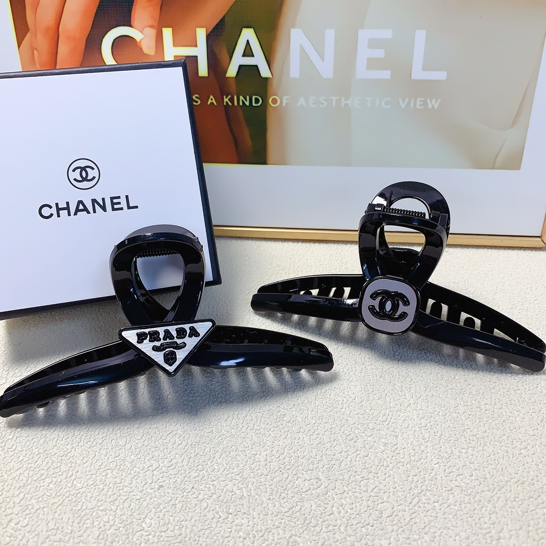 NO:281526,Chanel Xiaoxiang Prada titanium steel logo clip, versatile temperament, daily exquisite items, must-have items for fairies, treasure style, recommended style for closed eyes (single with hairband box) hair accessories, hairpins, chanel, prada, prada, hairpins19860909chanel小香 Prada普拉达 钛钢logo抓夹 气质百搭 日常精致小单品 小仙女必入单品 宝藏款 闭眼入推荐款（单个配发箍盒）发饰,发夹,chanel,prada,prada,hairpins,accessory