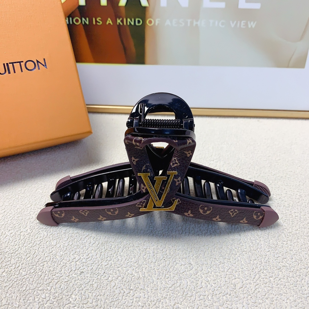 NO:281500,LV Louis Vuitton Donkey brand grab clips Presbyterian logo clips Temperament versatile daily exquisite items Little fairy must-have items Treasure model Closed eyes recommended (single hairband box) hair accessories, hairpins, louis vuitton, louis vuitton, louis vuitton, louis vuitton, hairpins19860909LV路易威登 驴牌抓夹 老花logo抓夹 气质百搭 日常精致小单品 小仙女必入单品 宝藏款 闭眼入推荐款（单个配发箍盒）发饰,发夹,louis vuitton,louis vuitton,louis vuitton,hairpins,accessory