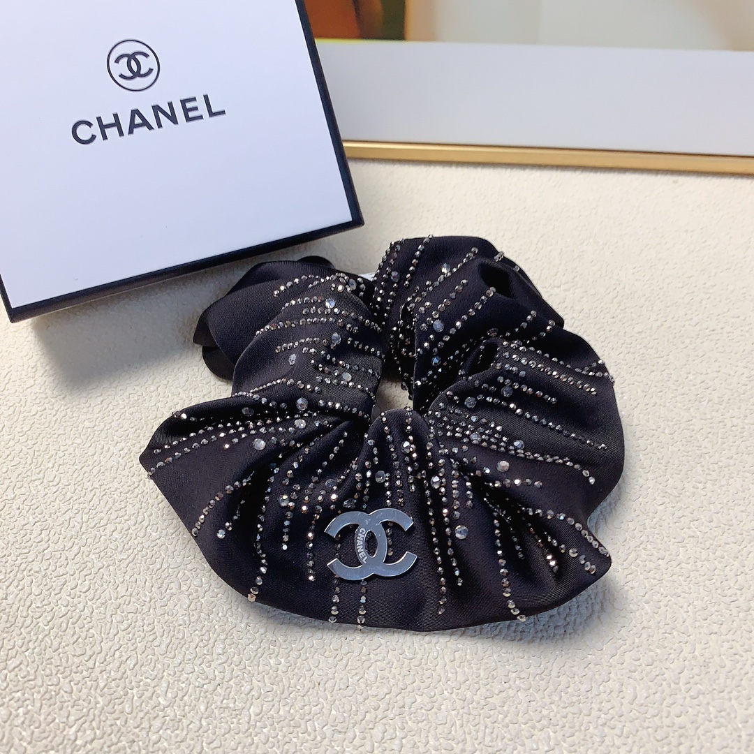 NO:281509,Chanel Xiaoxiang Chanel rubber band Meteor titanium steel logo rubber band hair ring Daily exquisite items Temperament versatile little fairy must-have items Treasure style Close eyes recommended (single) hair accessories, hairpins, chanel, hairpins19860909Chanel小香 Chanel皮筋 流星钛钢logo皮筋发圈 日常精致小单品 气质百搭小仙女必入单品 宝藏款 闭眼入推荐款（单个）发饰,发夹,chanel,hairpins,accessory