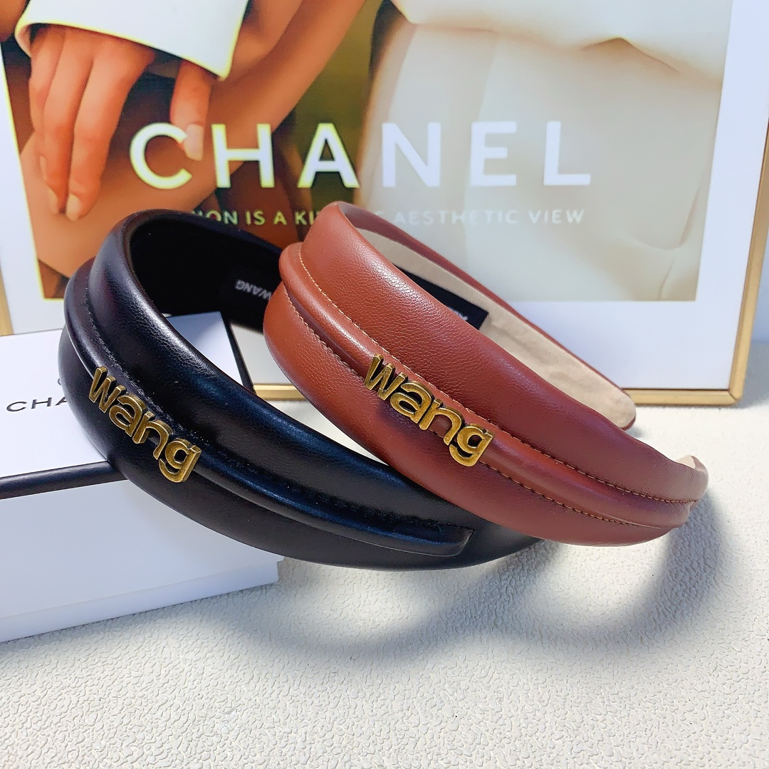 NO:281583,Alexanderwang wang headband wide version of cowhide simple logo headband European and American fashion headband daily exquisite items Simple and fashionable temperament versatile little fairy must-in-place Treasure style Close eyes recommended (single) hair accessories, hairpins, alexander wang, cowhide, hairpins19860909Alexanderwang亚历山大王 wang发箍 宽版牛皮简约logo发箍 欧美时尚发箍 日常精致小单品 简约时尚气质百搭小仙女必入单品 宝藏款 闭眼入推荐款（单个）发饰,发夹,alexander wang,cowhide,hairpins,accessory