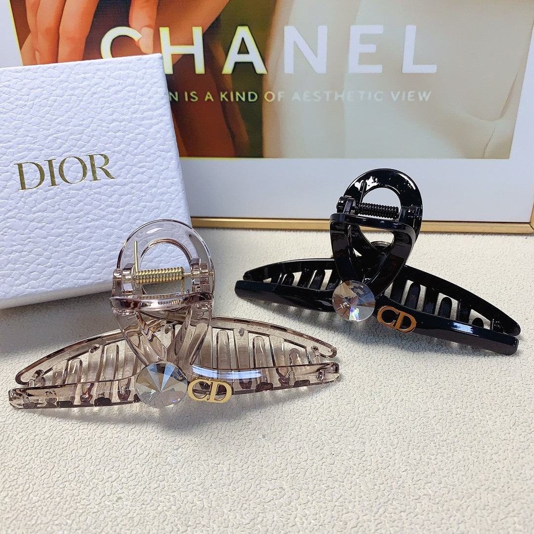 NO:281597,Dior Dior clip new titanium steel logo clip temperament versatile daily exquisite small items must-in for the fairy Treasure model closed eyes recommended (single hairband box) hair accessories, hairpins, dior, dior, hairpins19860909Dior迪奥 Dior抓夹 新款钛钢logo抓夹气质百搭日常精致小单品小仙女必入单品 宝藏款 闭眼入推荐款（单个配发箍盒）发饰,发夹,dior,dior,hairpins,accessory
