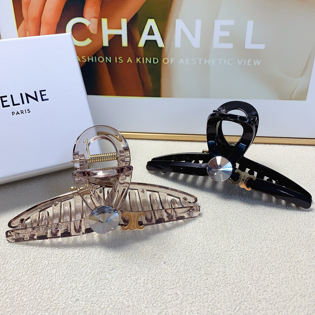 NO:281580,celine celine clip new titanium steel logo clip temperament versatile daily exquisite small items must-in for the little fairy Treasure model closed eyes recommended (single hairband box) hair accessories, hairpins, celine, celine, hairpins19860909celine赛琳 celine抓夹 新款钛钢logo抓夹气质百搭日常精致小单品小仙女必入单品 宝藏款 闭眼入推荐款（单个配发箍盒）发饰,发夹,celine,celine,hairpins,accessory