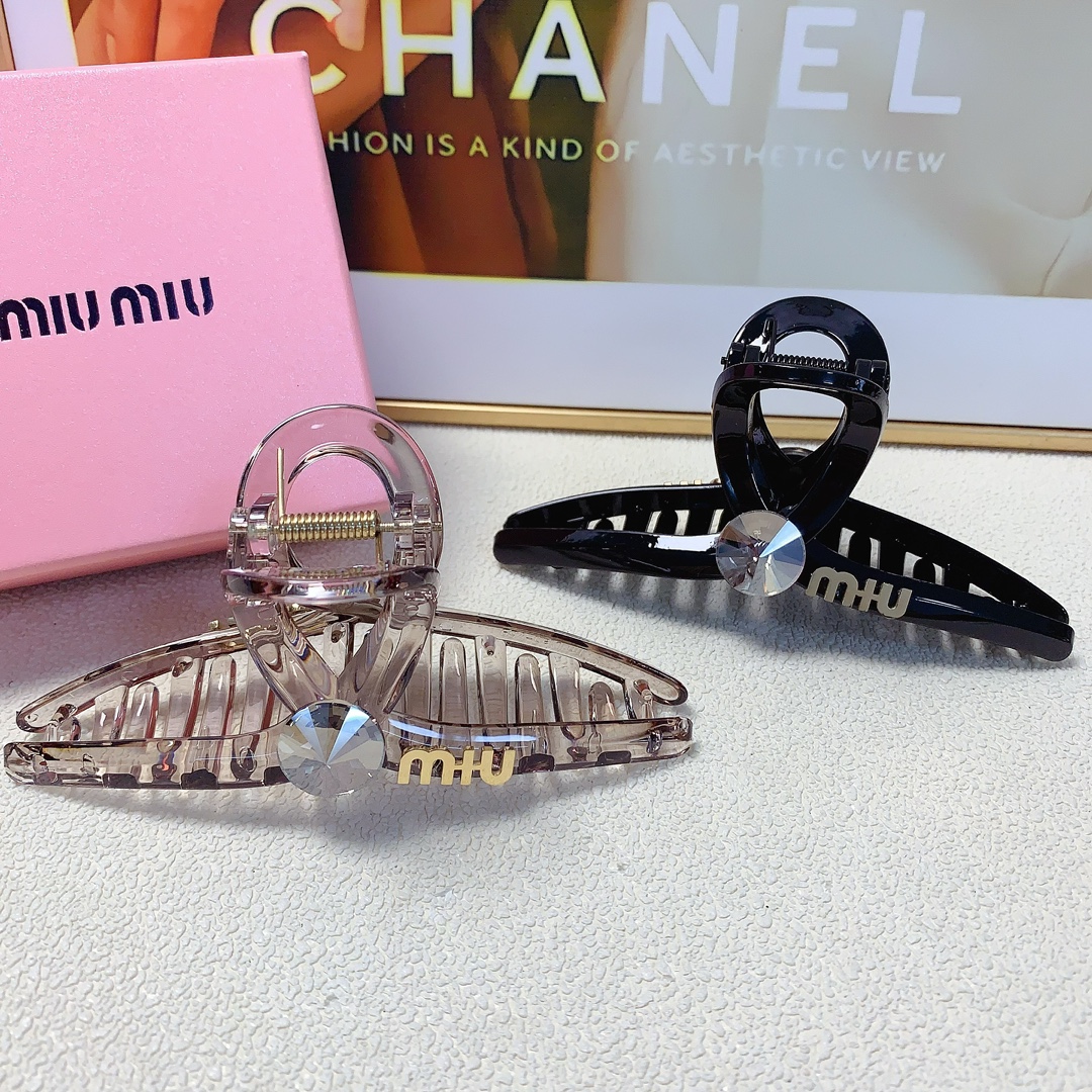 NO:281582,Miumiu Miumiu Miumiu clip new titanium steel logo clip temperament versatile daily exquisite small items must-in-one items for fairies Treasure model closed eyes recommended (single hairband box) hair accessories, hairpins, miumiu, hairpins19860909miumiu缪缪 miumiu抓夹 新款钛钢logo抓夹气质百搭日常精致小单品小仙女必入单品 宝藏款 闭眼入推荐款（单个配发箍盒）发饰,发夹,miumiu,hairpins,accessory
