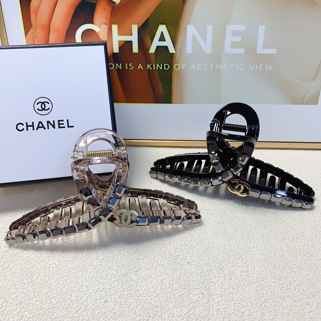 NO:281599,Chanel Xiaoxiang Chanel Clip New Czech Diamond Titanium Steel Logo Clip Temperament versatile daily exquisite small items must-in for the fairy Treasure model Closed eyes Recommended model (single with hairband box) Hair accessories, hairpins, chanel, hairpins19860909chanel小香 chanel抓夹 新款捷克钻钛钢logo抓夹气质百搭日常精致小单品小仙女必入单品 宝藏款 闭眼入推荐款（单个配发箍盒）发饰,发夹,chanel,hairpins,accessory