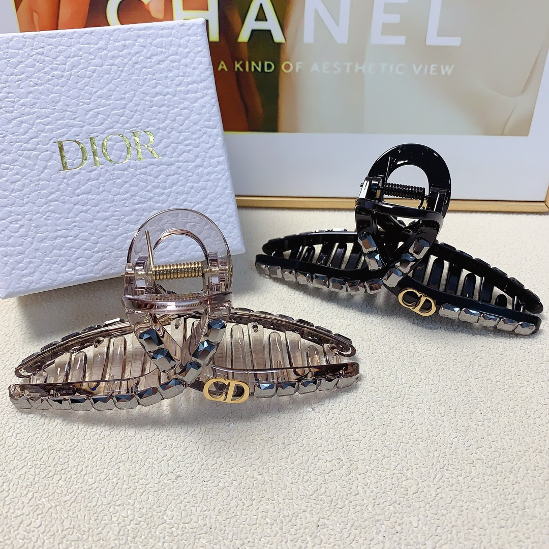 NO:281608,Dior Dior clip new Czech diamond titanium steel logo clip temperament versatile daily exquisite small items must-in for the fairy Treasure model closed eyes recommended (single hairband box) hair accessories, hairpins, dior, dior, hairpins19860909Dior迪奥 Dior抓夹 新款捷克钻钛钢logo抓夹气质百搭日常精致小单品小仙女必入单品 宝藏款 闭眼入推荐款（单个配发箍盒）发饰,发夹,dior,dior,hairpins,accessory