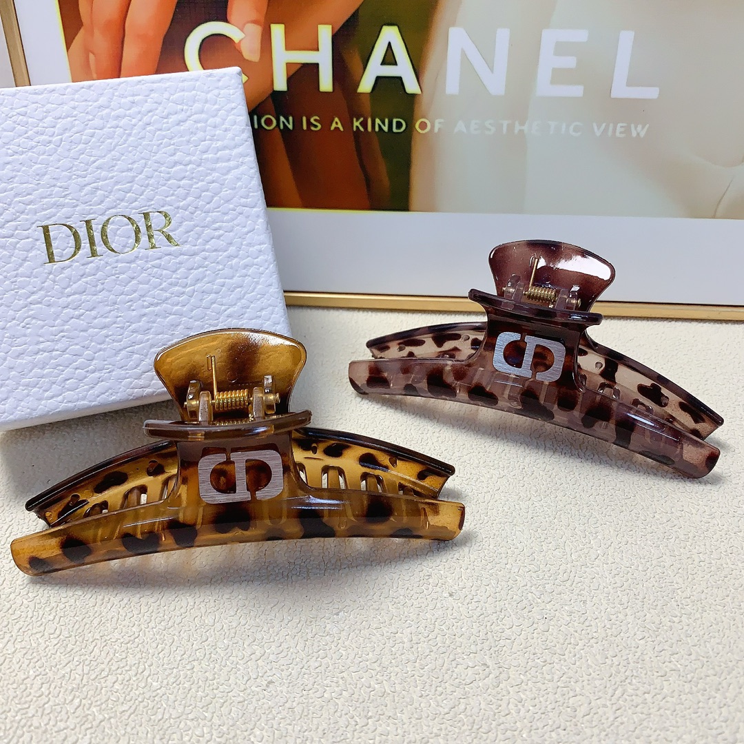 NO:281611,Dior Dior clip new leopard-print logo clip temperament versatile daily exquisite small items must-in for the fairy Treasure model closed eyes recommended (single hairband box) hair accessories, hairpins, dior, dior, hairpins19860909Dior迪奥 Dior抓夹 新款醋酸豹纹logo抓夹气质百搭日常精致小单品小仙女必入单品 宝藏款 闭眼入推荐款（单个配发箍盒）发饰,发夹,dior,dior,hairpins,accessory