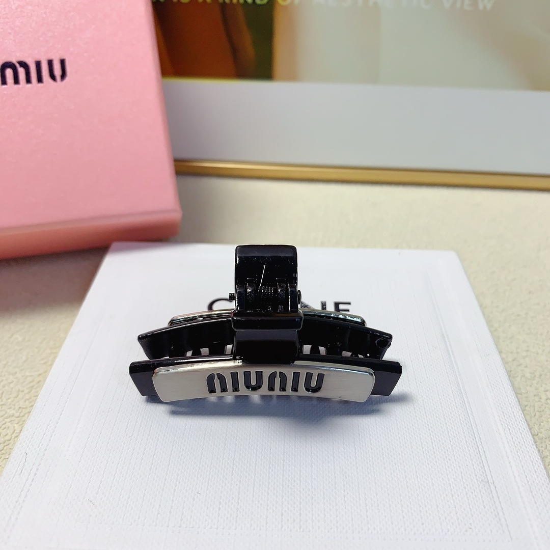 NO:281617,Miumiu Miumiu Miumiu clip new logo clip temperament versatile daily exquisite small items must-in-place for little fairies Treasure style Close eyes recommended (single) hair accessories, hairpins, miumiu, hairpins19860909miumiu缪缪 miumiu抓夹 新款logo抓夹气质百搭日常精致小单品小仙女必入单品 宝藏款 闭眼入推荐款（单个）发饰,发夹,miumiu,hairpins,accessory