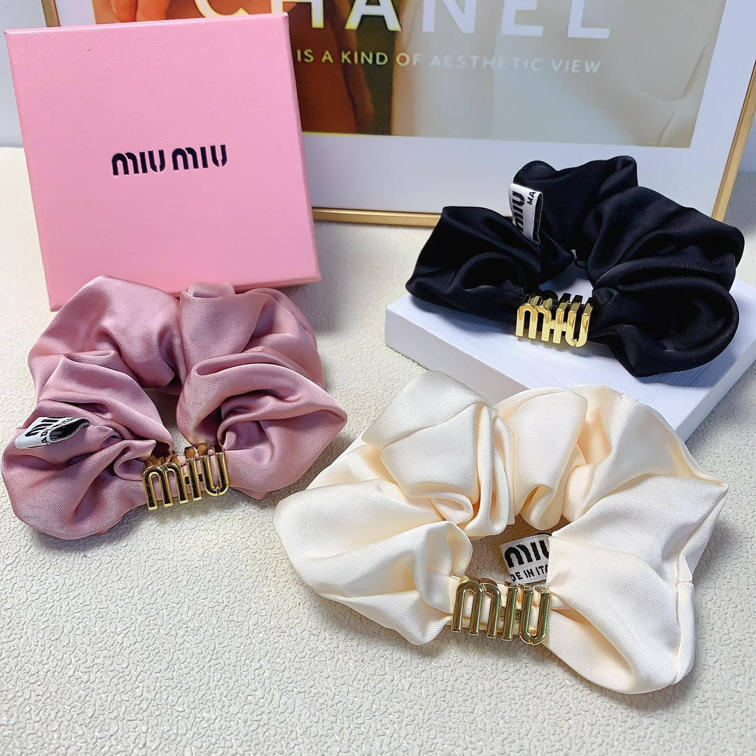 NO:281623,Miumiu Miumiu rubber band New three-dimensional logo rubber band hair ring Daily exquisite items A must-have item for a fairy with temperament and versatility Treasure style Recommended style for closed eyes (single) hair accessories, hairpins, miumiu, hairpins19860909miumiu缪缪 miumiu皮筋 新款立体logo皮筋发圈 日常精致小单品 气质百搭小仙女必入单品 宝藏款 闭眼入推荐款（单个）发饰,发夹,miumiu,hairpins,accessory