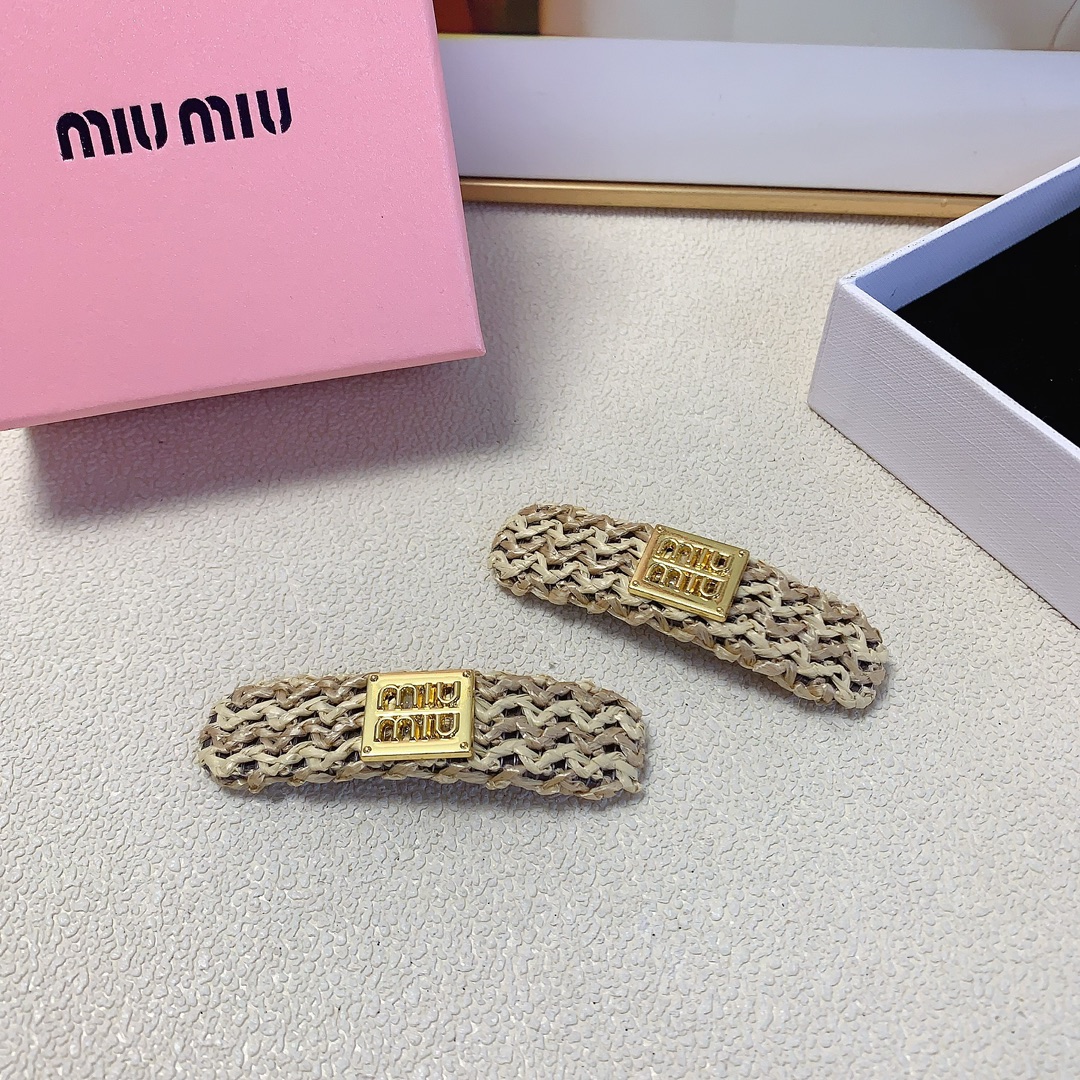 NO:281822,Miumiu Miumiu hairpin Rafia logo edge clip BB clip Temperament versatile little fairy must-have item Treasure style Close eyes recommended (a pair) hair accessories, hairpins, miumiu, hairpins19860909miumiu缪缪 miumiu发夹 拉菲草logo边夹BB夹 气质百搭小仙女必入单品 宝藏款 闭眼入推荐款（一对）发饰,发夹,miumiu,hairpins,accessory