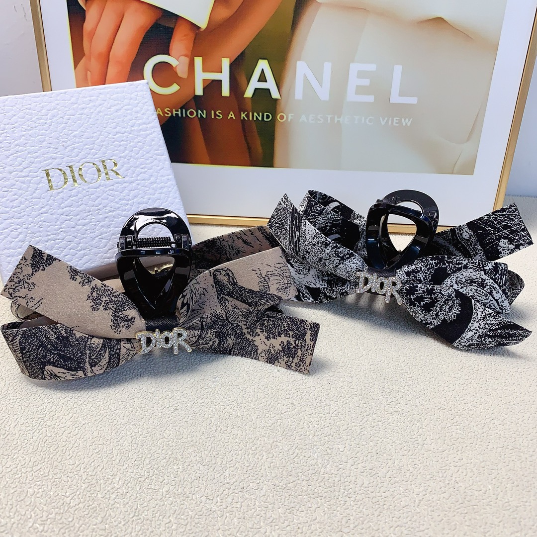 NO:281816,Dior Dior clip new bow logo clip temperament versatile daily exquisite small items must-in for the little fairy. Treasure model. Recommended style for closed eyes (single with hairband box) hair accessories, hairpins, dior, dior, hairpins19860909Dior迪奥 Dior抓夹 新款蝴蝶结logo抓夹气质百搭日常精致小单品小仙女必入单品 宝藏款 闭眼入推荐款（单个配发箍盒）发饰,发夹,dior,dior,hairpins,accessory