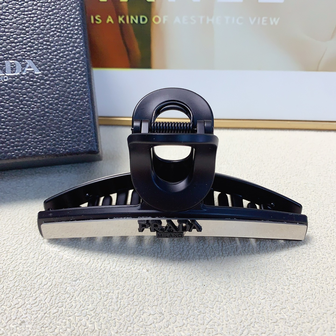 NO:281824,Prada Prada clip titanium steel logo clip versatile temperament, daily exquisite items, must-have items for fairies, treasure style, recommended style for closed eyes (single with hairband box) hair accessories, hairpins, prada, prada, hairpins19860909Prada普拉达 Prada抓夹 钛钢logo抓夹 气质百搭 日常精致小单品 小仙女必入单品 宝藏款 闭眼入推荐款（单个配发箍盒）发饰,发夹,prada,prada,hairpins,accessory