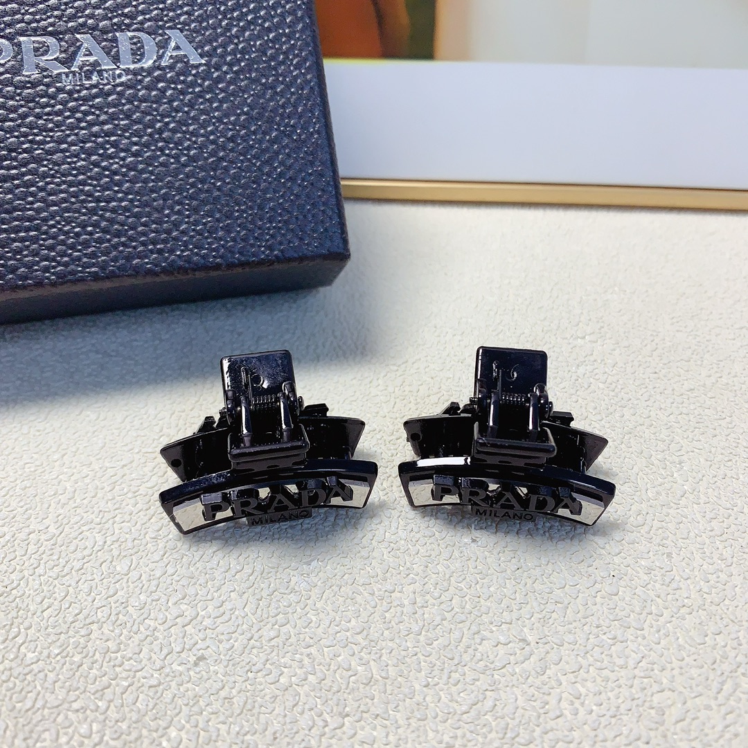 NO:281819,Prada Prada Prada grab clip New metal logo grab clip Korean version small edge clip Exquisite little fairy must-in item Treasure model Close eyes recommended (one pair) hair accessories, hairpins, prada, prada, hairpins19860909Prada普拉达 Prada抓夹 新款金属logo抓夹韩版小边夹 精致小仙女必入单品 宝藏款 闭眼入推荐款（一对）发饰,发夹,prada,prada,hairpins,accessory