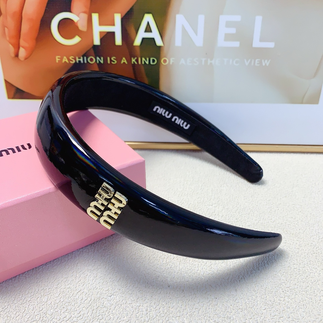 NO:281823,Miumiu Miumiu hairband New patent leather logo light luxury style hairband Daily exquisite items All-matched and versatile little fairy must-have items Full of celebrity style ~ Treasure style Close eyes Recommended style (single) hair accessories, hairpins, miumiu, hairpins19860909miumiu缪缪 miumiu发箍 新款漆皮logo轻奢风发箍 日常精致小单品 气质百搭小仙女必入单品 名媛风十足～宝藏款 闭眼入推荐款（单个）发饰,发夹,miumiu,hairpins,accessory