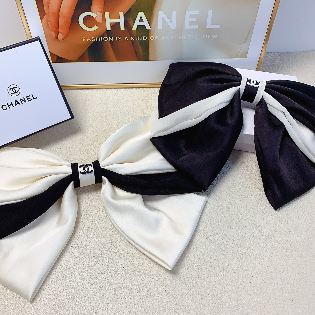 NO:281829,CHANEL Xiaoxiang CHANEL hairpin silk black and white color-block bow logo hairpin spring clip style three-dimensional temperament fashionable and versatile little fairy must-in item, closed eyes recommended (single) hair accessories, hairpins, chanel, silk fabric, hairpins19860909CHANEL小香 CHANEL发夹 绸缎黑白拼色蝴蝶结logo发夹弹簧夹 版型立体气质时尚百搭小仙女必入单品 闭眼入推荐款（单个）发饰,发夹,chanel,silk fabric,hairpins,accessory