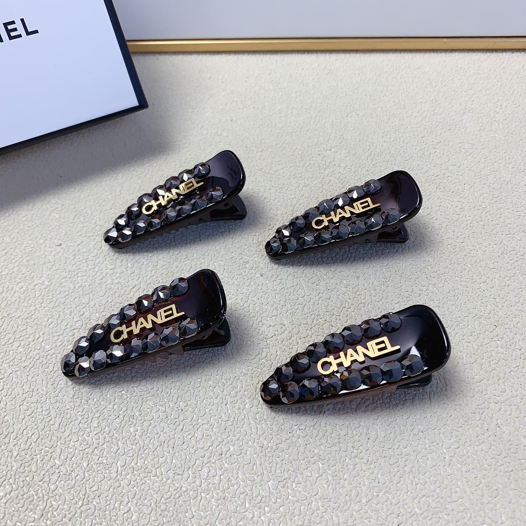 NO:281831,Chanel Xiaoxiang Chanel Hairpins Czech diamond titanium steel logo edge clamping clips Temperature and versatile little fairy must-have items Treasure style Closed eyes Recommended style (a pair) hair accessories, hairpins, chanel, hairpins19860909chanel小香 chanel发夹 捷克钻钛钢logo边夹压夹 气质百搭小仙女必入单品 宝藏款 闭眼入推荐款（一对）发饰,发夹,chanel,hairpins,accessory