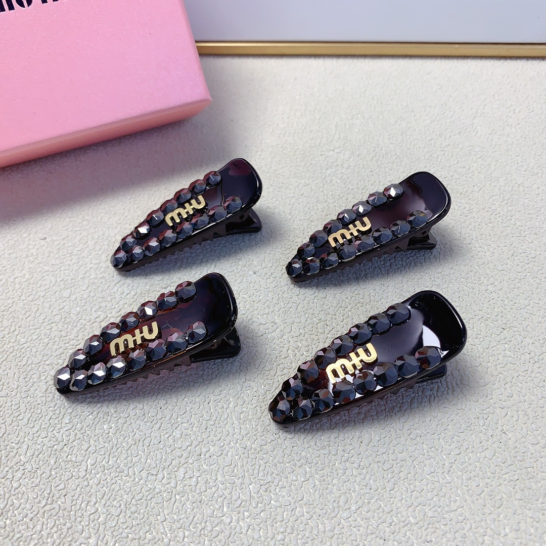 NO:281834,Miumiu Miumiu hairpin Czech diamond titanium steel logo edge clamp press clip Temperature versatile little fairy must-apply item Treasure style Close eyes recommended (one pair) hair accessories, hairpins, miumiu, hairpins19860909miumiu缪缪 miumiu发夹 捷克钻钛钢logo边夹压夹 气质百搭小仙女必入单品 宝藏款 闭眼入推荐款（一对）发饰,发夹,miumiu,hairpins,accessory