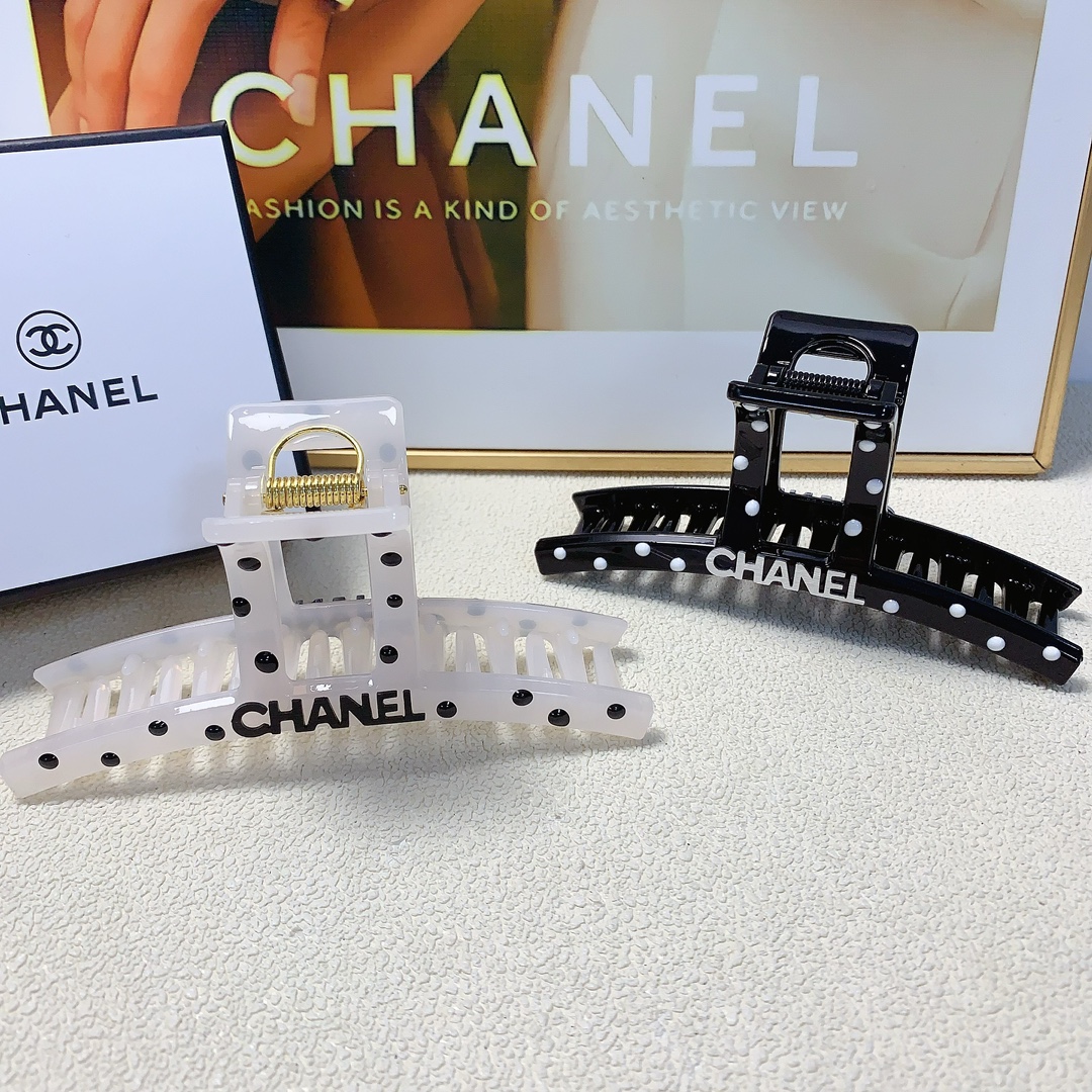 NO:282014,Chanel Xiaoxiang Chanel clip polka dot titanium steel logo clip temperament versatile daily exquisite small items must-in for little fairies Treasure style closed eyes recommended (single hairband box) hair accessories, hairpins, chanel, hairpins19860909chanel小香 chanel抓夹 波点钛钢logo抓夹气质百搭日常精致小单品小仙女必入单品 宝藏款 闭眼入推荐款（单个配发箍盒）发饰,发夹,chanel,hairpins,accessory