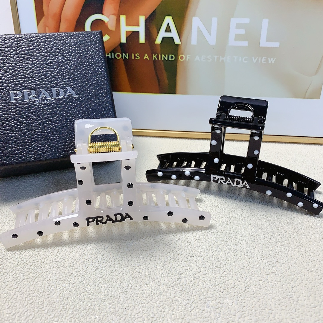 NO:282020,Prada Prada clip Prada clip polka dot titanium steel logo clip temperament versatile daily exquisite small items must-in-one items for fairies Treasure model closed eyes recommended (single hairband box) hair accessories, hairpins, prada, prada, hairpins19860909Prada普拉达 Prada抓夹 波点钛钢logo抓夹气质百搭日常精致小单品小仙女必入单品 宝藏款 闭眼入推荐款（单个配发箍盒）发饰,发夹,prada,prada,hairpins,accessory