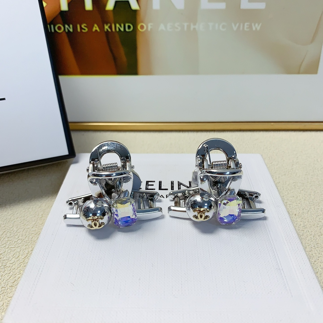 NO:282003,Chanel Xiaoxiang Chanel clip New Czech diamond logo clip Korean version small edge clip Exquisite little fairy must-in item Treasure style Close eyes recommended (a pair) hair accessories, hairpins, chanel, hairpins19860909Chanel小香 Chanel抓夹 新款捷克钻logo抓夹韩版小边夹 精致小仙女必入单品 宝藏款 闭眼入推荐款（一对）发饰,发夹,chanel,hairpins,accessory