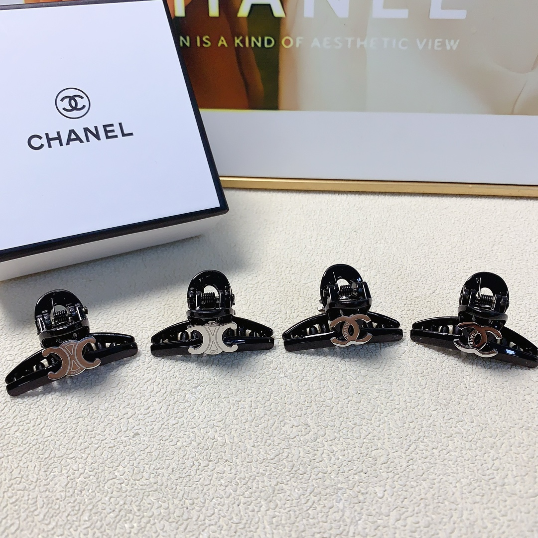 NO:282009,Chanel Xiaoxiang Celine Celine Titanium Steel Logo Mini Clip Korean Version Small Edge Clip Exquisite Little Fairy Must-in-One Treasure Style Recommended Style (Pair of) Hair Accessories, Hairpins, Celine, Celine, Chanel, Hairpins19860909chanel小香 celine赛琳 钛钢logo迷你抓夹韩版小边夹 精致小仙女必入单品 宝藏款 闭眼入推荐款（一对）发饰,发夹,celine,celine,chanel,hairpins,accessory