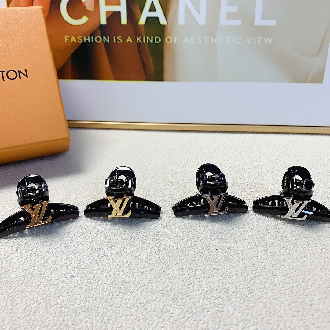 NO:282012,LV Louis Vuitton Donkey Clip Titanium Steel Logo Mini Clip Korean Version Small Edge Clip Exquisite Fairy Must-in-One Treasure Style Recommended Models (Pair of) Hair Accessories, Hairpins, louis vuitton, louis vuitton, louis vuitton, louis vuitton, hairpins19860909LV路易威登 驴牌抓夹 钛钢logo迷你抓夹韩版小边夹 精致小仙女必入单品 宝藏款 闭眼入推荐款（一对）发饰,发夹,louis vuitton,louis vuitton,louis vuitton,hairpins,accessory