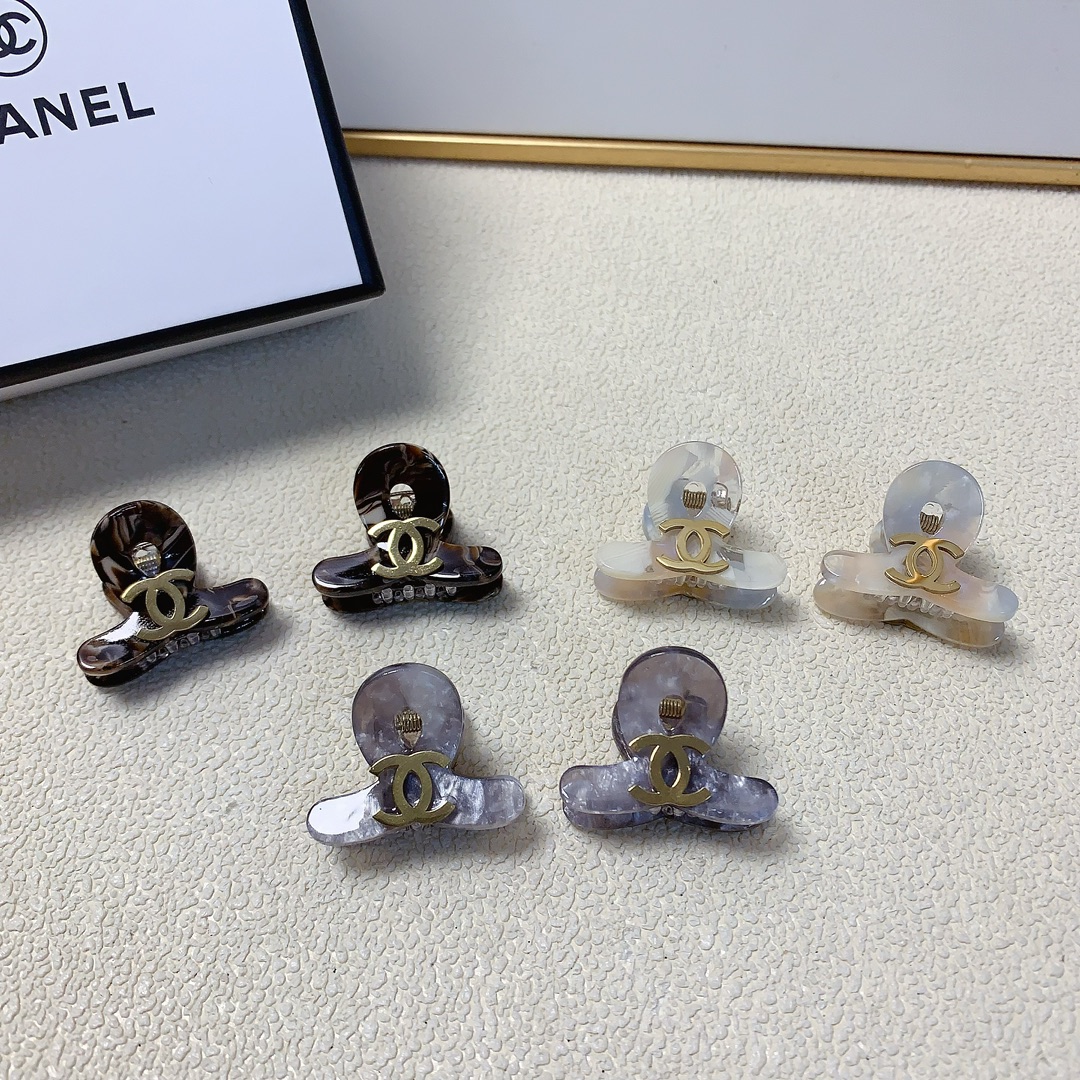 NO:282015,Chanel Xiaoxiang Chanel clip titanium steel logo mini clip Korean version small edge clip Exquisite little fairy must-in item Treasure style Close eyes recommended (a pair) hair accessories, hairpins, chanel, hairpins19860909chanel小香 chanel抓夹 钛钢logo迷你抓夹韩版小边夹 精致小仙女必入单品 宝藏款 闭眼入推荐款（一对）发饰,发夹,chanel,hairpins,accessory