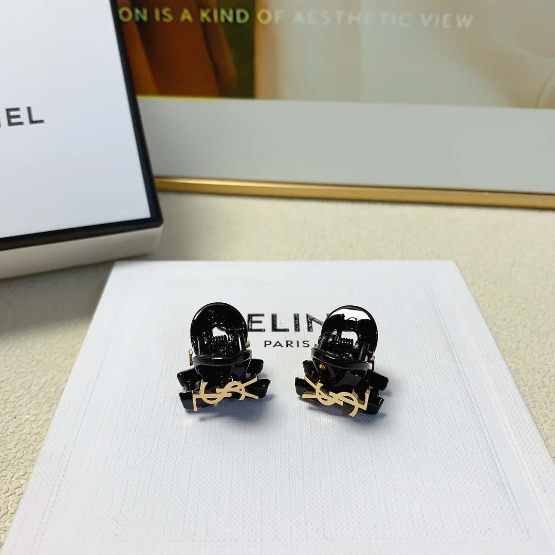 NO:282018,YSL Saint Laurent Poplar Scratch Clip Titanium Steel Logo Super Mini Scratch Korean Version Small Edge Clip Exquisite Little Fairy Must-in-One Treasure Style Recommended Style (Pair) Hair Accessories, Hairpins, saint laurent, saint laurent, hairpins19860909YSL圣罗兰 杨树林抓夹 钛钢logo超迷你抓夹韩版小边夹 精致小仙女必入单品 宝藏款 闭眼入推荐款（一对）发饰,发夹,saint laurent,saint laurent,hairpins,accessory