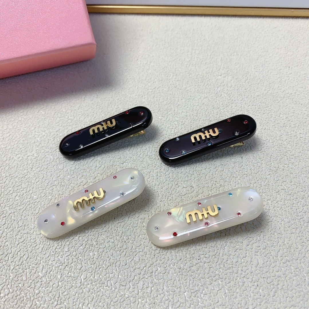 NO:282001,Miumiu Miumiu hairpin color diamond logo hairpin press edge clip bang clip daily exquisite small items, temperament versatile little fairy must-have items, treasure style, closed eyes recommended style (a pair) hair accessories, hairpins, miumiu, hairpins19860909miumiu缪缪 miumiu发夹 彩钻logo发夹压夹边夹刘海夹日常精致小单品 气质百搭小仙女必入单品 宝藏款 闭眼入推荐款（一对）发饰,发夹,miumiu,hairpins,accessory