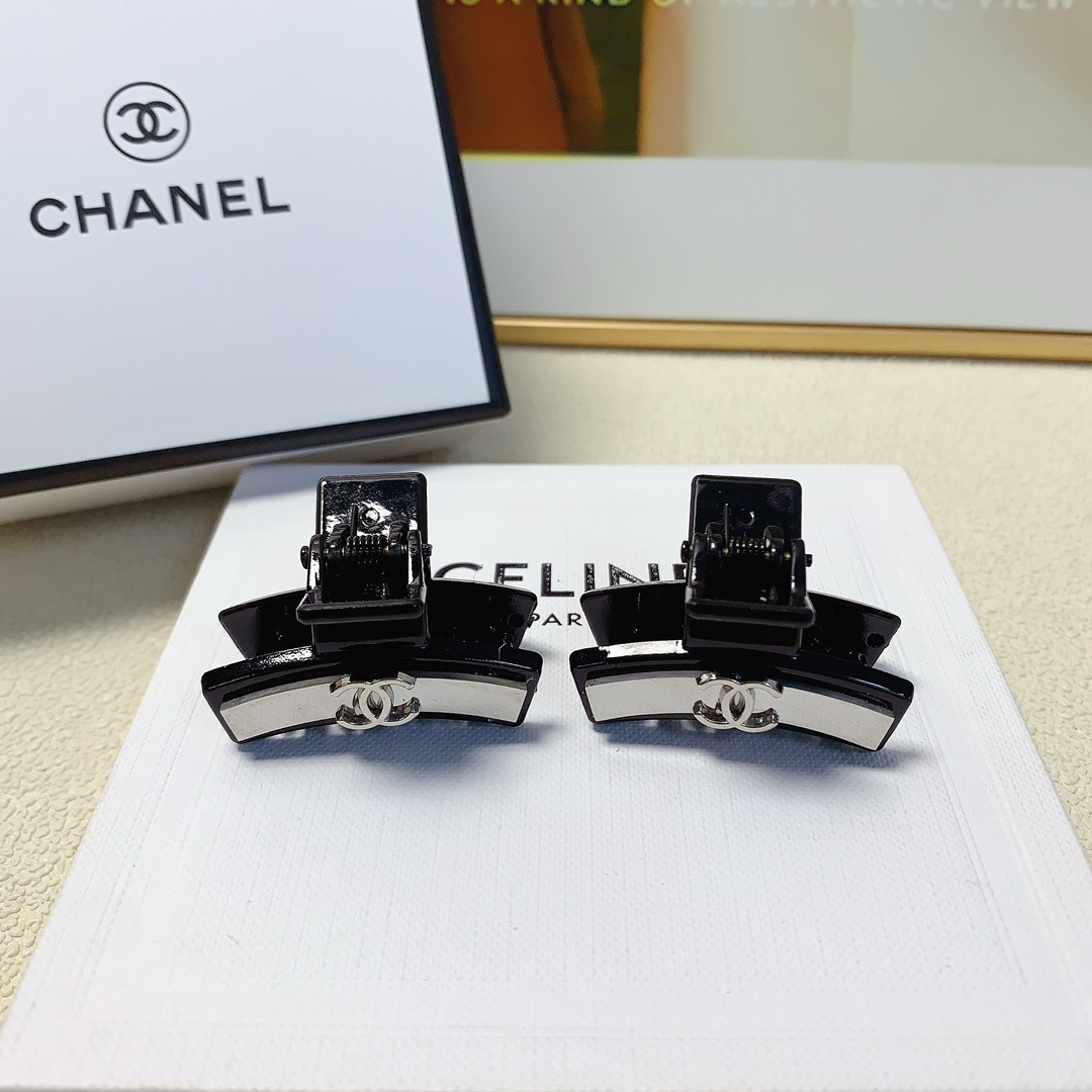 NO:282023,Chanel Xiaoxiang Chanel clip titanium steel logo mini clip Korean version small edge clip Exquisite little fairy must-in item Treasure style Close eyes recommended (a pair) hair accessories, hairpins, chanel, hairpins19860909chanel小香 chanel抓夹 钛钢logo迷你抓夹韩版小边夹 精致小仙女必入单品 宝藏款 闭眼入推荐款（一对）发饰,发夹,chanel,hairpins,accessory
