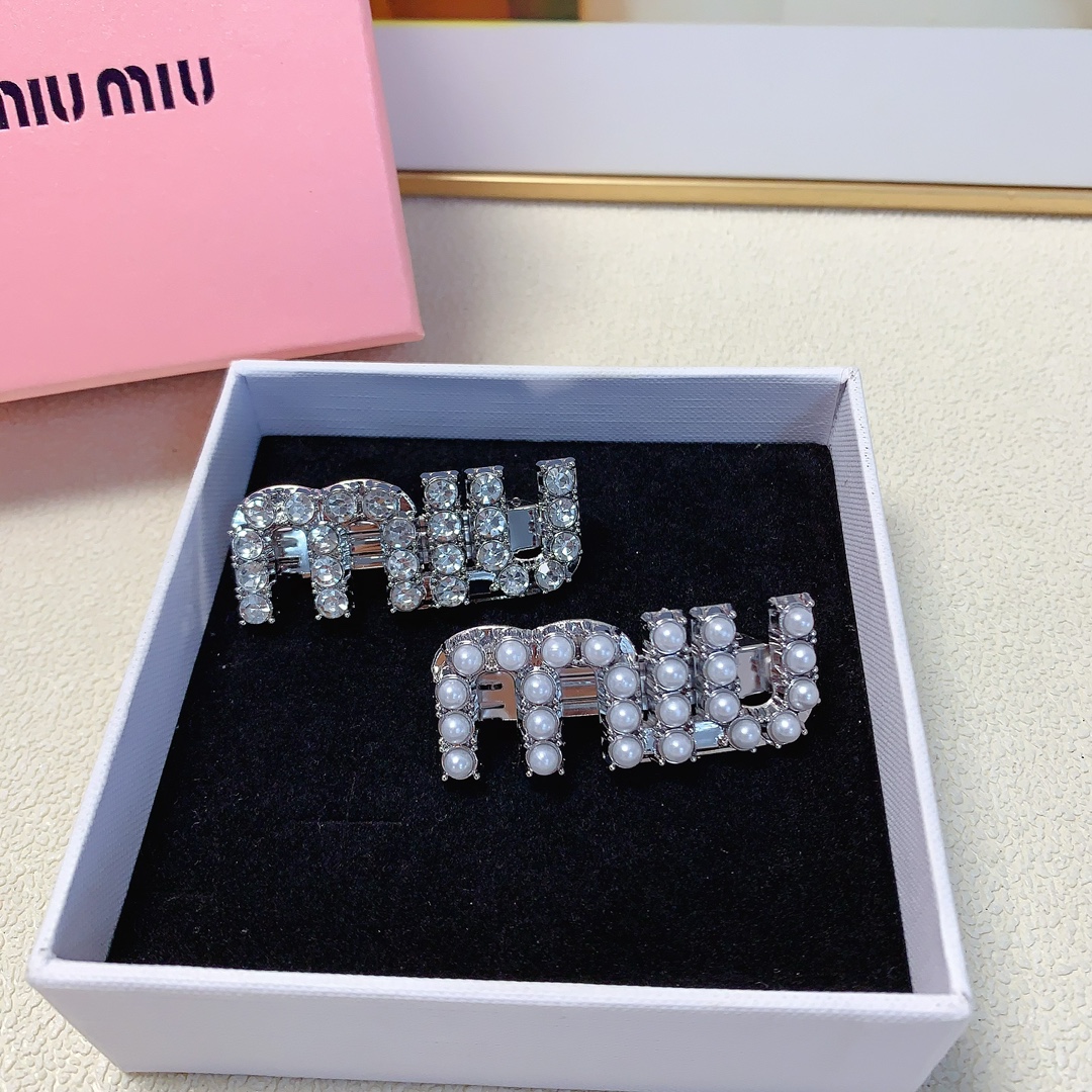 NO:282028,Miu Miu Miu Miu Miu hairpin The same spring clip clip on the official website. A must-have item for a fairy with temperament and versatility. Treasure style. Recommended style for closed eyes (single) hair accessories, hairpins, miumiu, hairpins19860909Miu Miu缪缪 miumiu发夹 官网同款弹簧夹边夹 气质百搭小仙女必入单品 宝藏款 闭眼入推荐款（单）发饰,发夹,miumiu,hairpins,accessory