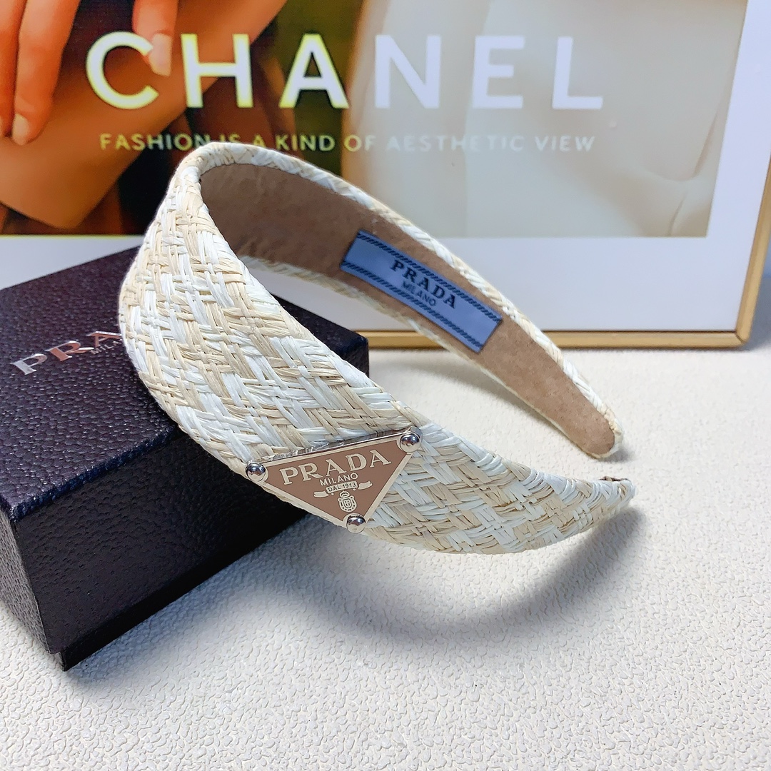 NO:282029,Prada Prada hairband woven Rafia Triangle brand simple hairband A must-have artifact for summer temperament and versatile little fairy must-have item Treasure model Closed eyes recommended (single) hair accessories, hairpins, prada, prada, hairpins19860909Prada普拉达 Prada发箍 编织拉菲草三角牌简约发箍 夏日必备神器气质百搭小仙女必入单品 宝藏款 闭眼入推荐款（单个）发饰,发夹,prada,prada,hairpins,accessory
