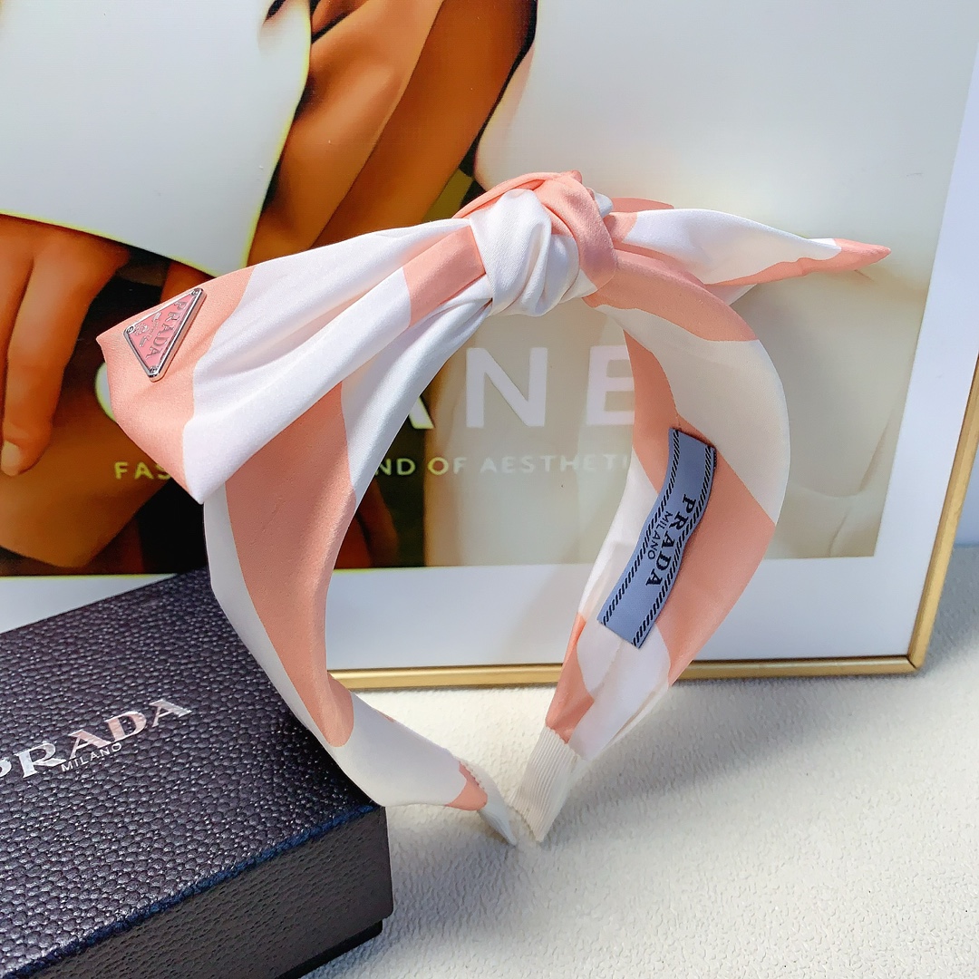 NO:282031,Prada Prada hairband, silk triangle brand simple hairband, must-have artifact for summer, versatile and versatile, must-have items for fairies, treasure style, recommended style for closed eyes (single) hair accessories, hairpins, prada, prada, silk fabric, hairpins19860909Prada普拉达 Prada发箍 绸缎三角牌简约发箍 夏日必备神器气质百搭小仙女必入单品 宝藏款 闭眼入推荐款（单个）发饰,发夹,prada,prada,silk fabric,hairpins,accessory