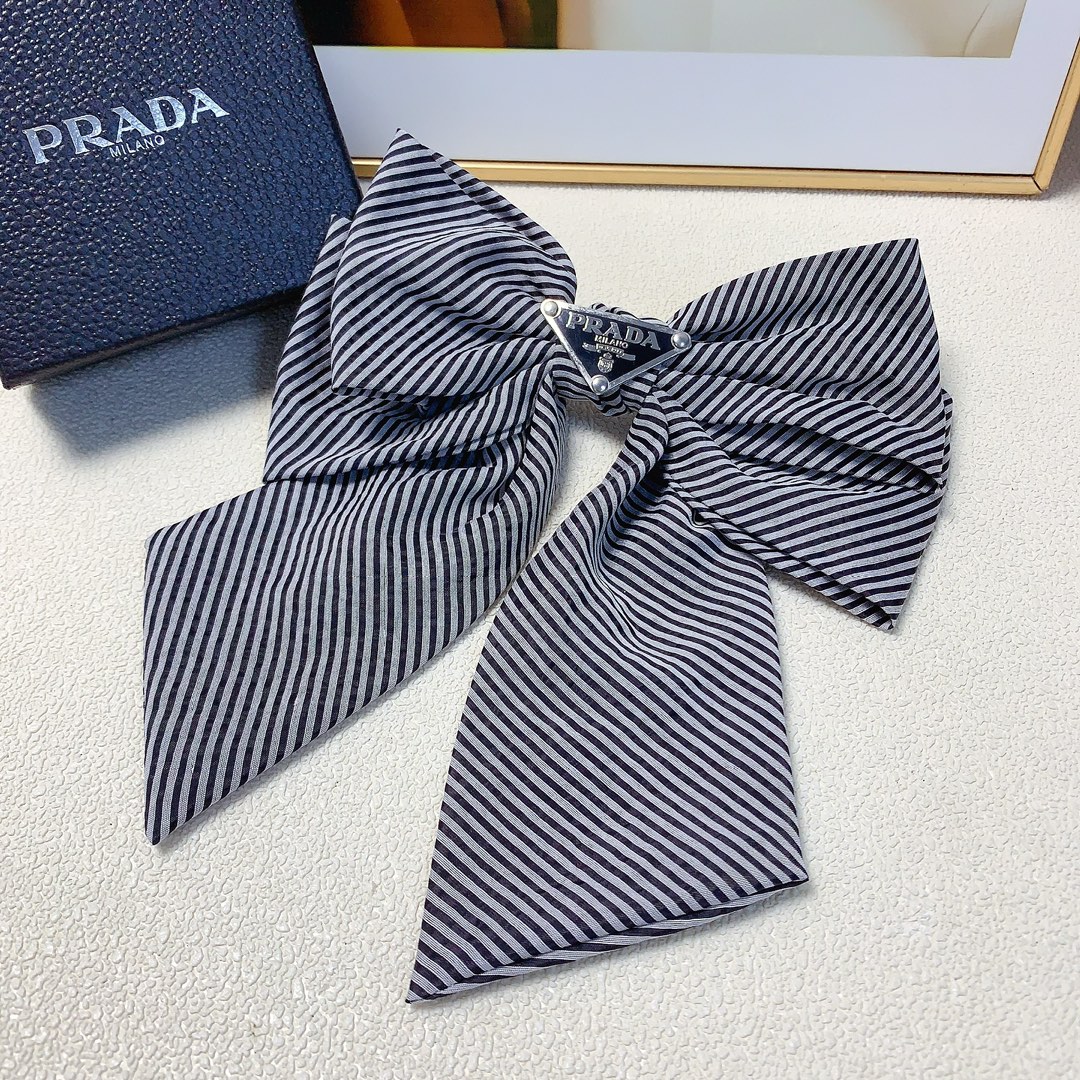 NO:282037,Prada Prada hair clips, silk black and white striped bow logo hair clips, spring clips, three-dimensional style, fashionable and versatile, must-apple for a fairy, closed eyes, recommended style (single hair accessories, hair clips, prada, prada, silk fabric, hairpins19860909Prada普拉达 Prada发夹 绸缎黑白条纹蝴蝶结logo发夹弹簧夹 版型立体气质时尚百搭小仙女必入单品 闭眼入推荐款（单个发饰,发夹,prada,prada,silk fabric,hairpins,accessory