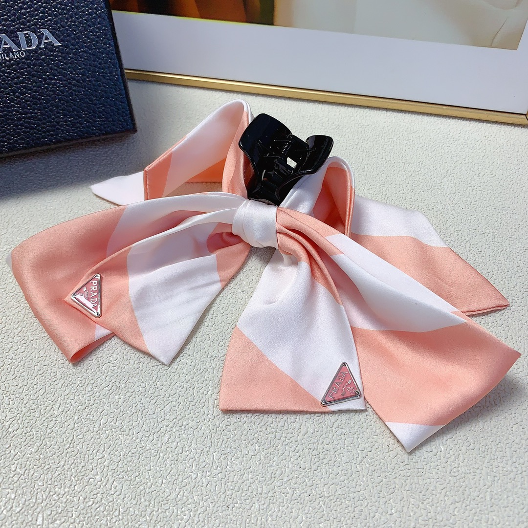 NO:282039,Prada Prada Prada clip, satin bow logo clip, versatile temperament, daily exquisite items, must-have items for fairies, treasure style, recommended style for closed eyes (single with hairband box) hair accessories, hairpins, prada, prada, silk fabric, hairpins19860909Prada普拉达 Prada抓夹 绸缎蝴蝶结logo抓夹 气质百搭 日常精致小单品 小仙女必入单品 宝藏款 闭眼入推荐款（单个配发箍盒）发饰,发夹,prada,prada,silk fabric,hairpins,accessory
